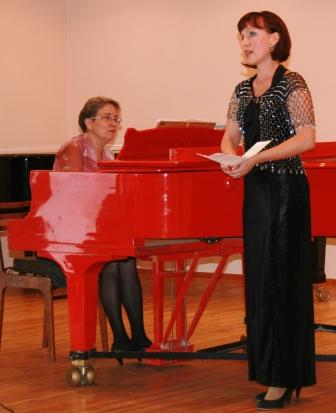 Наталья Федотова (вокал) и Ольга Праздникова (концертмейстер)